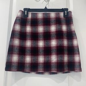 Plaid skirt that zips on the side